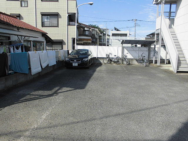 メゾンポワールの駐車場