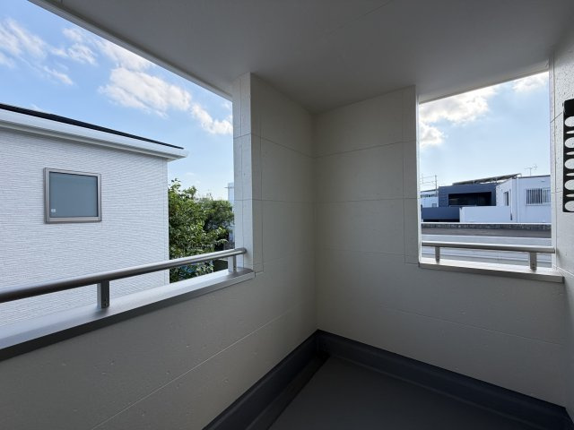 宜野湾市嘉数（全6棟） 3号棟のバルコニー|3号棟　インナーバルコニー♪