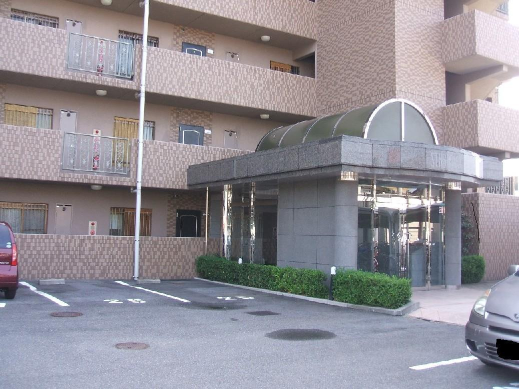 高級感あふれるマンションエントランス♪住まう方や訪れる方を心地よく迎えてくれる空間です♪