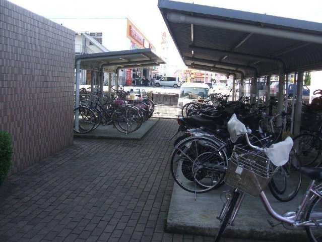 屋根付きの駐輪場があり雨の日も安心♪自転車を快適に保管でき、日々の暮らしをサポートします♪