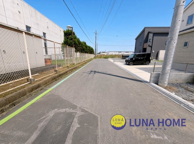 小美玉市上玉里第3　新築戸建　2号棟の前面道路含む現地写真