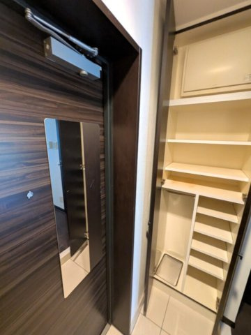 台東区根岸２丁目の賃貸マンションの玄関