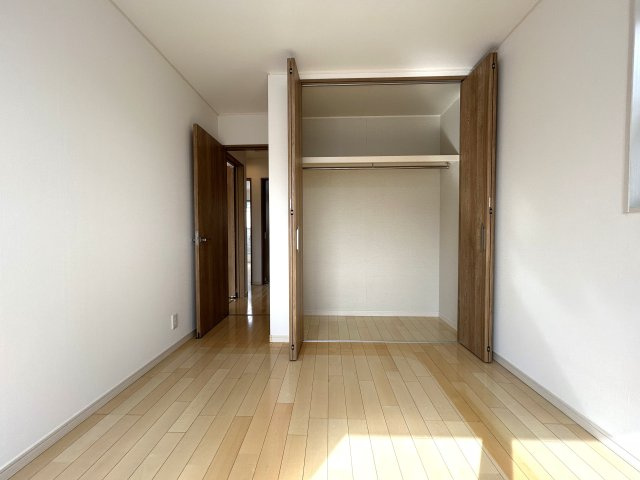 2014年築の築浅住宅！20帖の広々LDKで家族団らんのお時間を♪小・中学校は徒歩10分以内なので子育て環境◎な『リフォーム／南区永田北3丁目中古戸建』の洋室|洋室です
