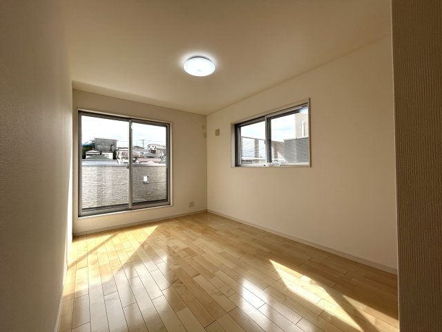 2014年築の築浅住宅！20帖の広々LDKで家族団らんのお時間を♪小・中学校は徒歩10分以内なので子育て環境◎な『リフォーム／南区永田北3丁目中古戸建』の洋室|個人の部屋や寝室として使える洋室です