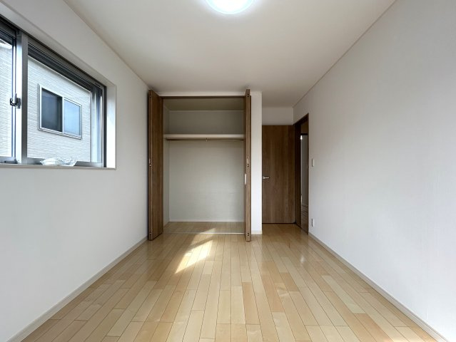 2014年築の築浅住宅！20帖の広々LDKで家族団らんのお時間を♪小・中学校は徒歩10分以内なので子育て環境◎な『リフォーム／南区永田北3丁目中古戸建』の洋室|洋室です