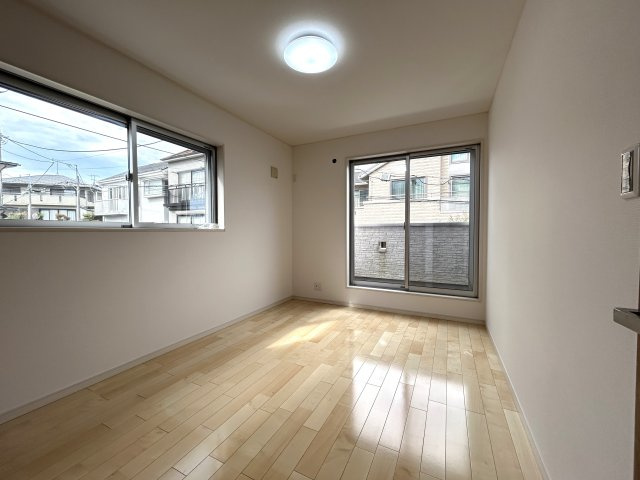 2014年築の築浅住宅！20帖の広々LDKで家族団らんのお時間を♪小・中学校は徒歩10分以内なので子育て環境◎な『リフォーム／南区永田北3丁目中古戸建』の洋室|明るい洋室です
