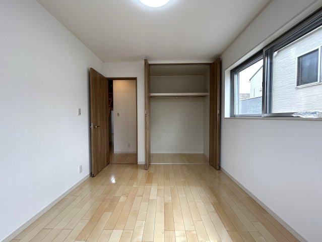 2014年築の築浅住宅！20帖の広々LDKで家族団らんのお時間を♪小・中学校は徒歩10分以内なので子育て環境◎な『リフォーム／南区永田北3丁目中古戸建』の洋室|落ち着いた色調の洋室です