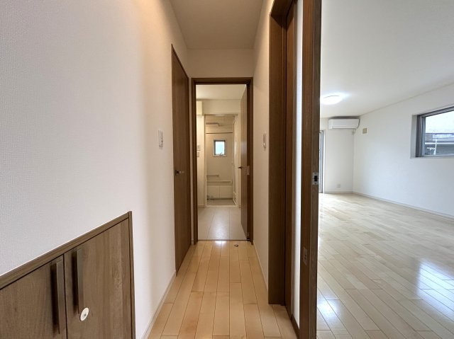 2014年築の築浅住宅！20帖の広々LDKで家族団らんのお時間を♪小・中学校は徒歩10分以内なので子育て環境◎な『リフォーム／南区永田北3丁目中古戸建』の内装|内装は落ち着いています