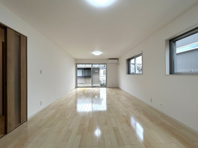 2014年築の築浅住宅！20帖の広々LDKで家族団らんのお時間を♪小・中学校は徒歩10分以内なので子育て環境◎な『リフォーム／南区永田北3丁目中古戸建』の居間・リビング|リビングです