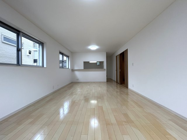 2014年築の築浅住宅！20帖の広々LDKで家族団らんのお時間を♪小・中学校は徒歩10分以内なので子育て環境◎な『リフォーム／南区永田北3丁目中古戸建』の居間・リビング|居間です