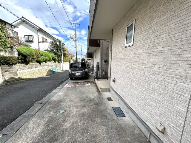 2014年築の築浅住宅！20帖の広々LDKで家族団らんのお時間を♪小・中学校は徒歩10分以内なので子育て環境◎な『リフォーム／南区永田北3丁目中古戸建』の駐車場|カースペースがあります
