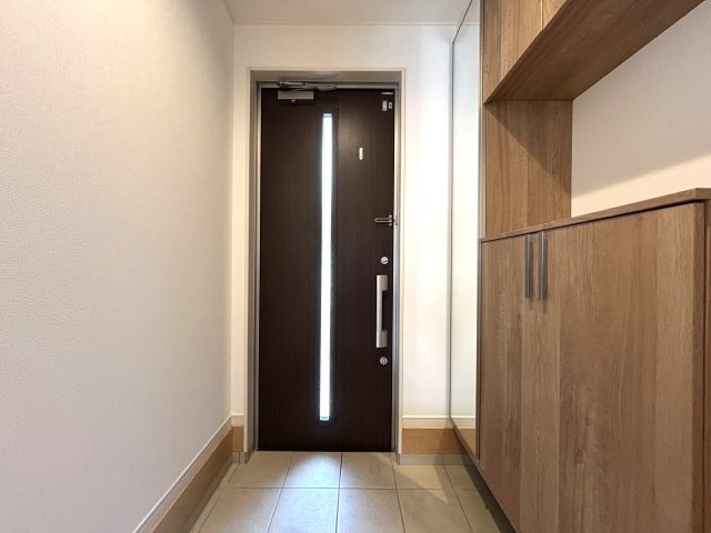 2014年築の築浅住宅！20帖の広々LDKで家族団らんのお時間を♪小・中学校は徒歩10分以内なので子育て環境◎な『リフォーム／南区永田北3丁目中古戸建』の玄関|きれいな玄関です
