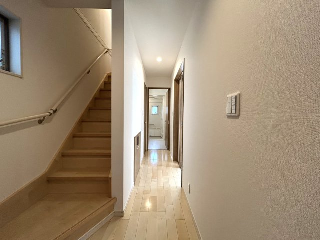 2014年築の築浅住宅！20帖の広々LDKで家族団らんのお時間を♪小・中学校は徒歩10分以内なので子育て環境◎な『リフォーム／南区永田北3丁目中古戸建』の内装|内装は落ち着いています