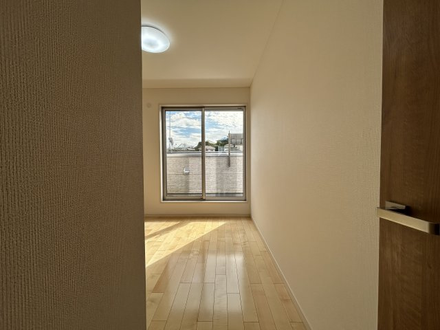 2014年築の築浅住宅！20帖の広々LDKで家族団らんのお時間を♪小・中学校は徒歩10分以内なので子育て環境◎な『リフォーム／南区永田北3丁目中古戸建』の洋室|使い勝手のいい洋室です