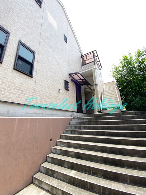 藤沢市亀井野のアパートのエントランス