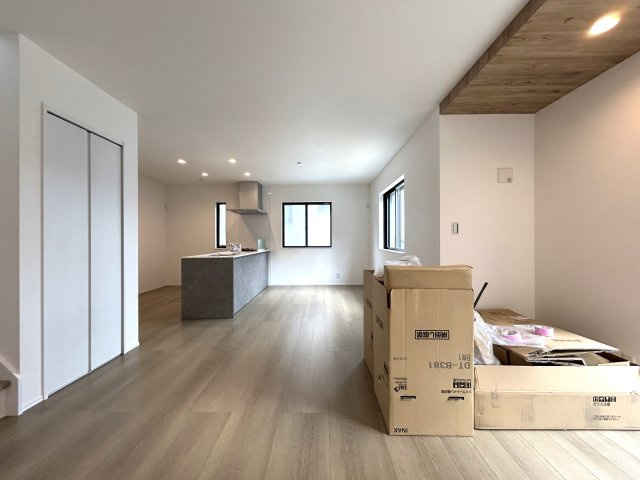 ご覧いただいてわかるように無駄がない間取りでどこも広々♪全居室5.6帖以上で実用的かつ家具を置きやすい形状がGOOD☆な『南区永田北3丁目新築戸建』の居間・リビング