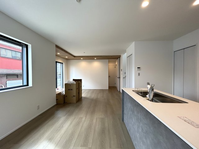 ご覧いただいてわかるように無駄がない間取りでどこも広々♪全居室5.6帖以上で実用的かつ家具を置きやすい形状がGOOD☆な『南区永田北3丁目新築戸建』の居間・リビング