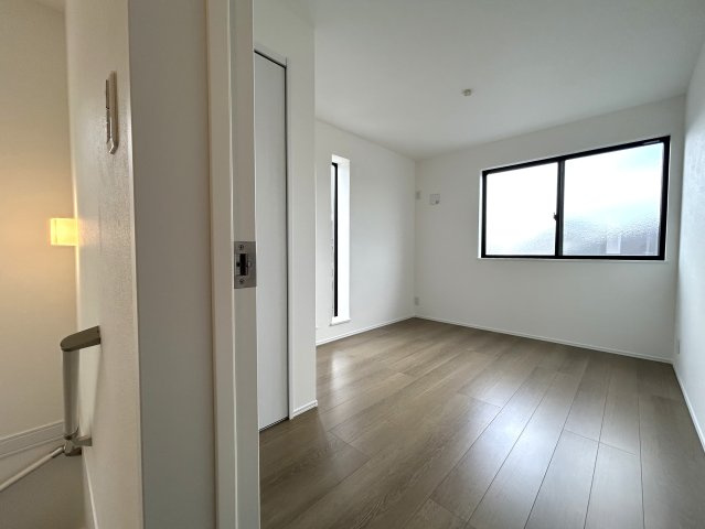 ご覧いただいてわかるように無駄がない間取りでどこも広々♪全居室5.6帖以上で実用的かつ家具を置きやすい形状がGOOD☆な『南区永田北3丁目新築戸建』の洋室