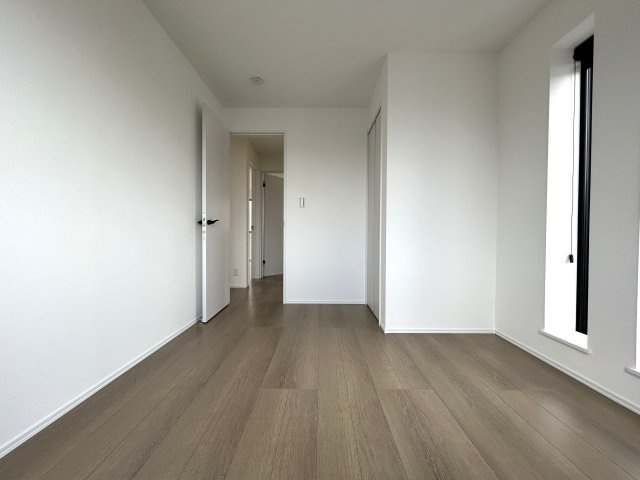 ご覧いただいてわかるように無駄がない間取りでどこも広々♪全居室5.6帖以上で実用的かつ家具を置きやすい形状がGOOD☆な『南区永田北3丁目新築戸建』の洋室