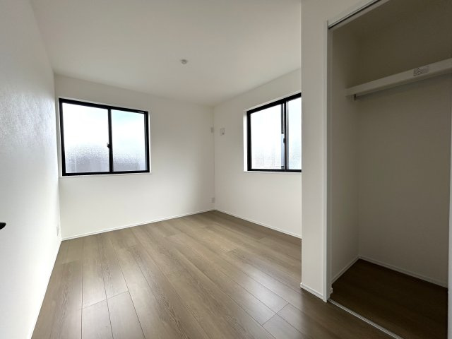 ご覧いただいてわかるように無駄がない間取りでどこも広々♪全居室5.6帖以上で実用的かつ家具を置きやすい形状がGOOD☆な『南区永田北3丁目新築戸建』の洋室