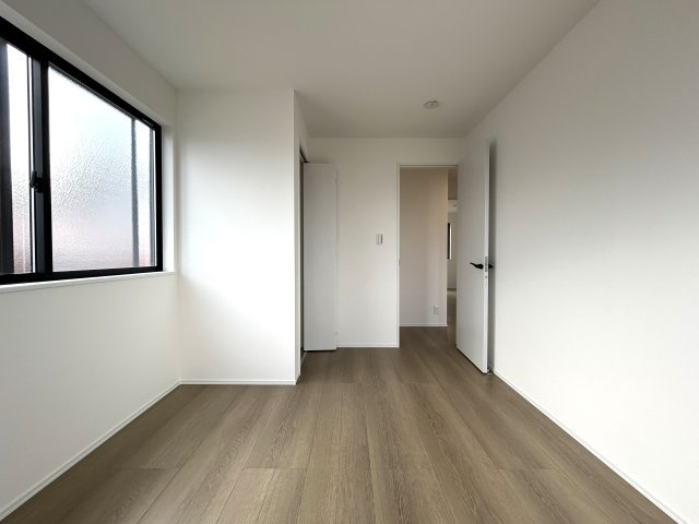 ご覧いただいてわかるように無駄がない間取りでどこも広々♪全居室5.6帖以上で実用的かつ家具を置きやすい形状がGOOD☆な『南区永田北3丁目新築戸建』の洋室