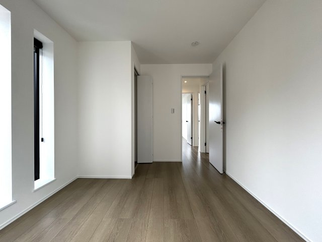 ご覧いただいてわかるように無駄がない間取りでどこも広々♪全居室5.6帖以上で実用的かつ家具を置きやすい形状がGOOD☆な『南区永田北3丁目新築戸建』の洋室