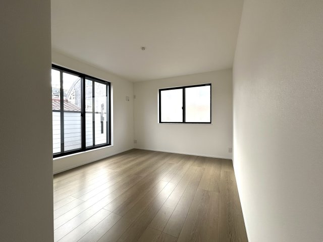 ご覧いただいてわかるように無駄がない間取りでどこも広々♪全居室5.6帖以上で実用的かつ家具を置きやすい形状がGOOD☆な『南区永田北3丁目新築戸建』の洋室