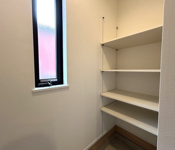 ご覧いただいてわかるように無駄がない間取りでどこも広々♪全居室5.6帖以上で実用的かつ家具を置きやすい形状がGOOD☆な『南区永田北3丁目新築戸建』の収納