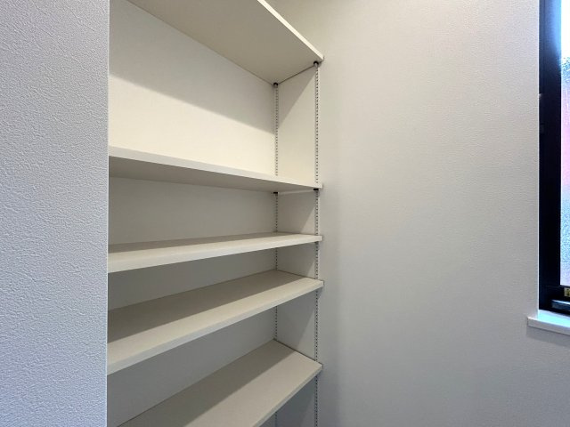 ご覧いただいてわかるように無駄がない間取りでどこも広々♪全居室5.6帖以上で実用的かつ家具を置きやすい形状がGOOD☆な『南区永田北3丁目新築戸建』の収納