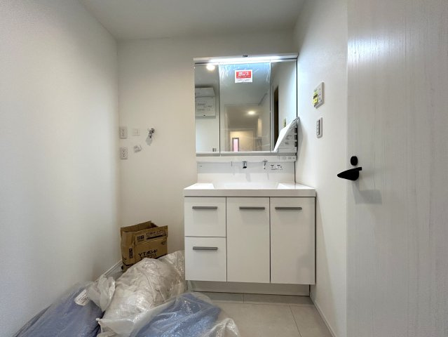 ご覧いただいてわかるように無駄がない間取りでどこも広々♪全居室5.6帖以上で実用的かつ家具を置きやすい形状がGOOD☆な『南区永田北3丁目新築戸建』の独立洗面台