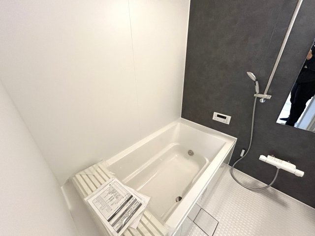 ご覧いただいてわかるように無駄がない間取りでどこも広々♪全居室5.6帖以上で実用的かつ家具を置きやすい形状がGOOD☆な『南区永田北3丁目新築戸建』の浴室