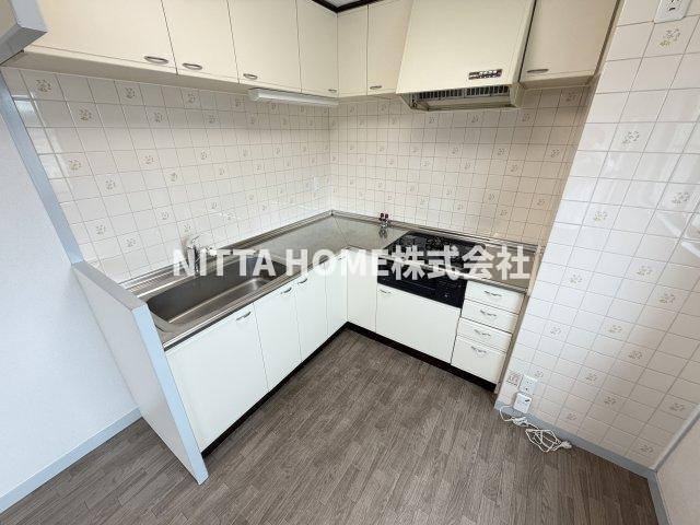 福知山市厚東町の賃貸マンションのキッチン|３口コンロがついたＬ字型のキッチンです◇