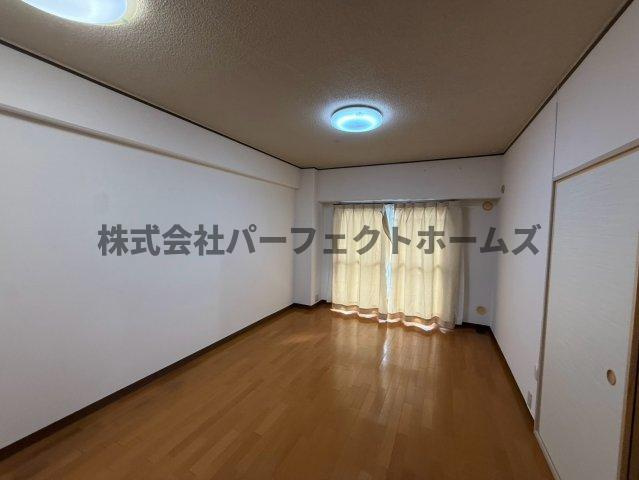 寝屋川東ファミリータウン東二番館の居間・リビング|ゆったり過ごせるリビングです