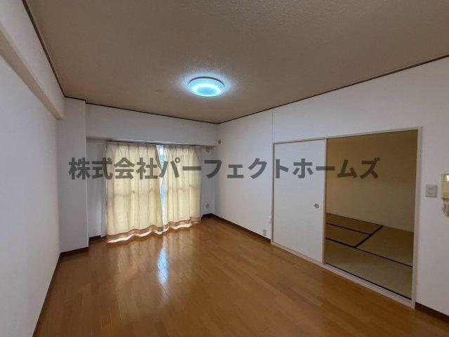 寝屋川東ファミリータウン東二番館の居間・リビング|こちらの居間で趣味の時間をお楽しみください