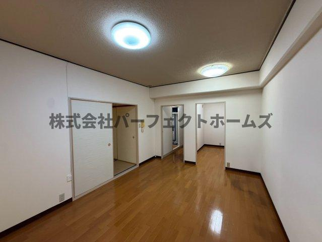 寝屋川東ファミリータウン東二番館の内装|明るい色調の室内です