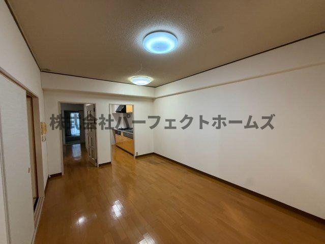 寝屋川東ファミリータウン東二番館の居間・リビング|ゆったりとした居間です