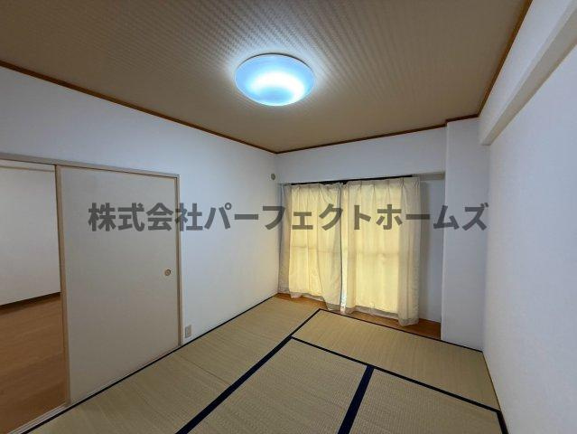 寝屋川東ファミリータウン東二番館の和室|明るい和室です