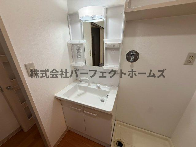 寝屋川東ファミリータウン東二番館の独立洗面台|朝の身支度には欠かせない独立洗面化粧台