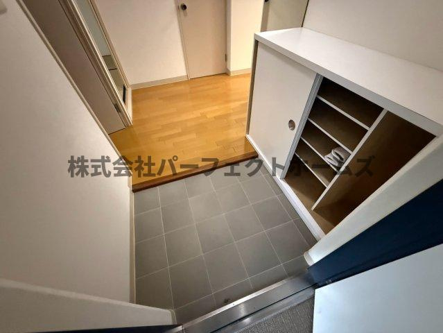 寝屋川東ファミリータウン東二番館の玄関|収納もある玄関です