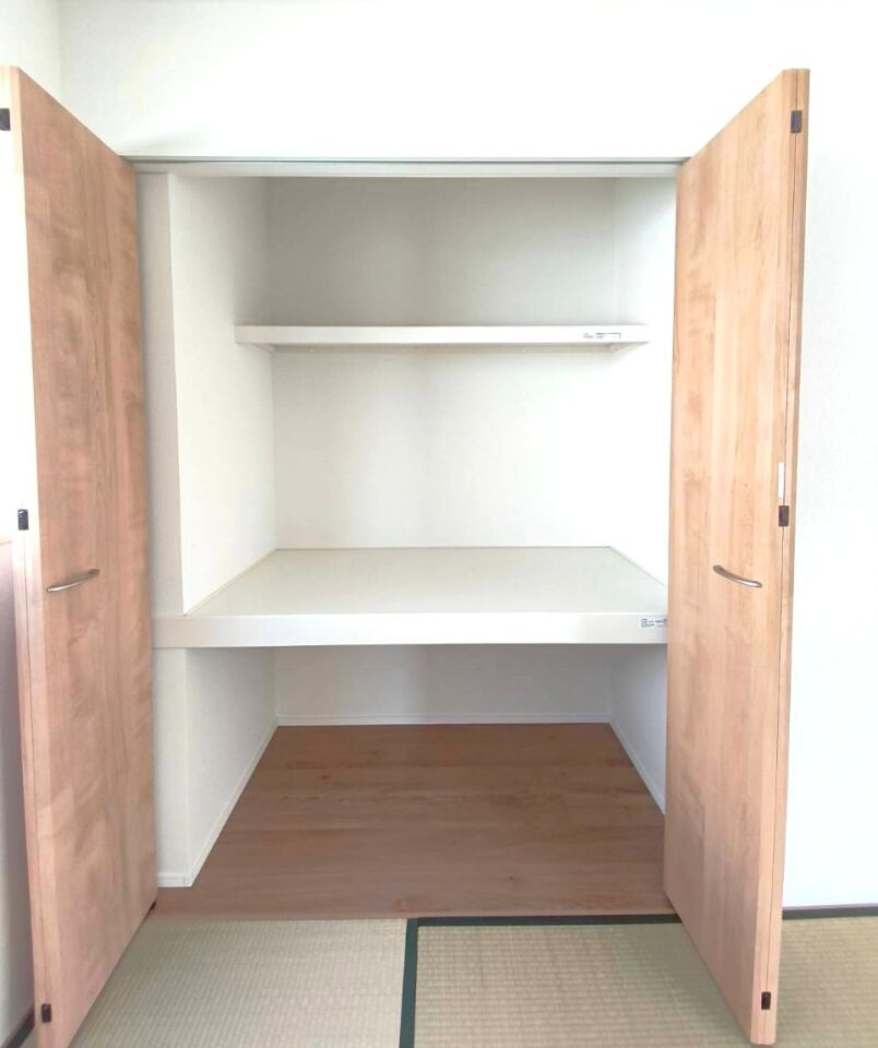 南区出仲間6丁目3期　1号棟の収納|和室にある使い勝手の良い3段に分かれている収納スペースです