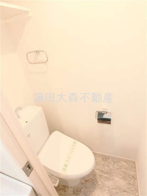 エクセラン下丸子のトイレ|棚と温水洗浄便座付きのトイレ