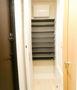 クレール向島の玄関|収納もある玄関です