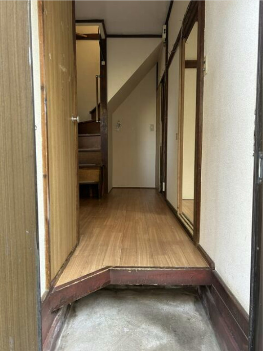 関沢２丁目貸家の玄関
