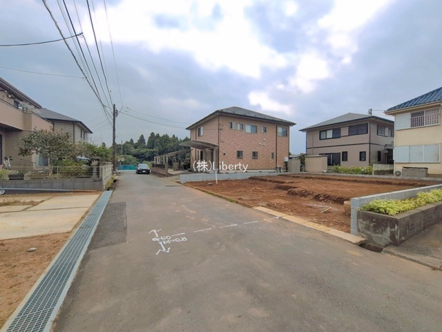 土浦市烏山4丁目　新築戸建の前面道路含む現地写真
