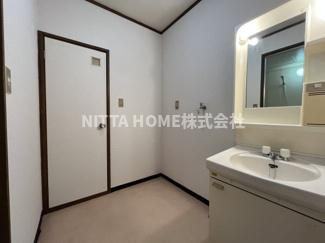 丹波市柏原町挙田の賃貸マンションの洗面所|独立洗面台がついていて身支度に便利ですね☆彡