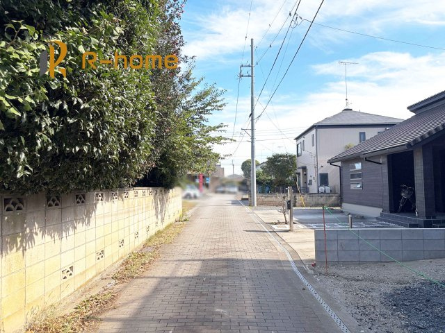 古河市宮前町第10　新築戸建て　2号棟の前面道路含む現地写真|周辺環境も併せて案内致します♪
閑静な住宅地で笑顔あふれる新生活！
ぜひ現地へお越しください♪