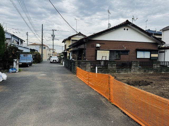 八王子市　諏訪町　新築一戸建て　０１期の前面道路含む現地写真|～前面5ｍ道路につき駐車もしやすいです～