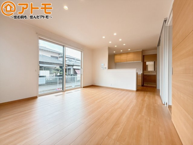 【居間・リビング】 | 沼津市原　中古一戸建て | 家族団らんのイメージは、リビングを思い浮かべませんか？リビングこそ広々とした空間が良いですね♪