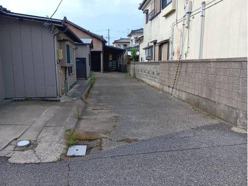 東区浜谷町（古倉庫付）の前面道路含む現地写真|現地（2026年7月）撮影