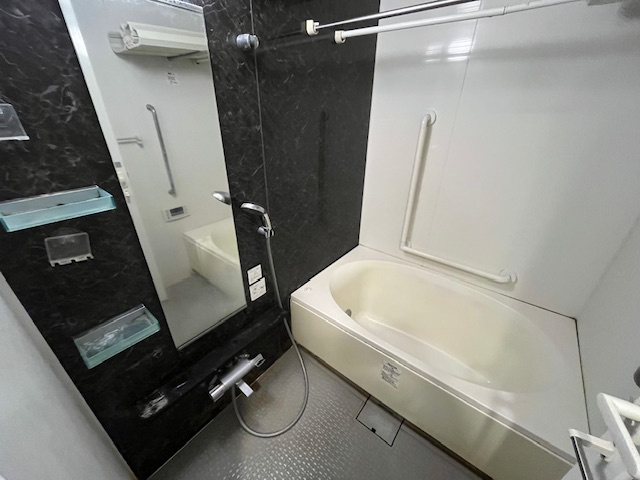 ゆったりとした浴室には浴室乾燥機、追焚機能がついています
※室内修繕前の写真となります。